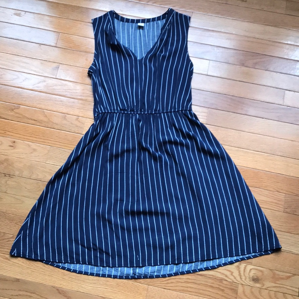 Sleeveless, v-neck summer dress